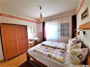 Posteľ alebo postele v izbe v ubytovaní Nóra Apartman