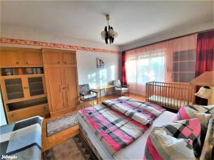 Posteľ alebo postele v izbe v ubytovaní Nóra Apartman