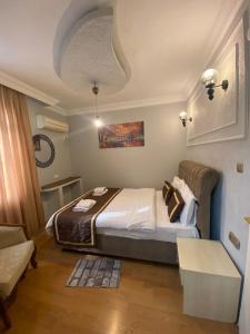 1 dormitorio con cama y sofá en Berce Apartments, en Estambul