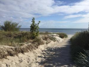 a dirt path leading to the ocean on a beach at Am Strand in Juliusruh