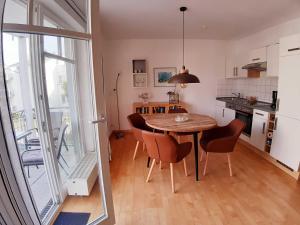 a kitchen and dining room with a table and chairs at Am Strand in Juliusruh