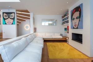 a white living room with a white couch at Chic 2-bedroom home - Richmond upon Thames in London