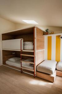 Ένα ή περισσότερα κρεβάτια σε δωμάτιο στο CENTRAL Hostel La Rochelle Centre