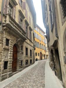 une rue vide dans une ville avec des bâtiments dans l'établissement Bella Ciao Old Town, à Bergame