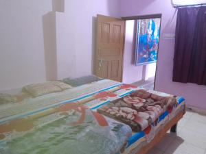 Cama ou camas em um quarto em Ram priya niwash gest house,10 mint waking ram mandir