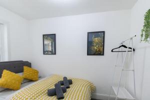 a bedroom with a bed with yellow pillows at Open Mind Property - Southsea with Free Parking in Portsmouth