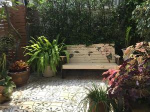 Muanmanee Boutique Hotel في لووي: كرسي جلوس على فناء بالنباتات