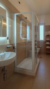 uma casa de banho com um chuveiro e um lavatório. em Terra di Vento em Montecorvino Pugliano