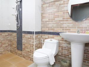 La salle de bains est pourvue de toilettes blanches et d'un lavabo. dans l'établissement Soontree House Hotel, à Udon Thani