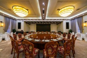 uma grande sala de reuniões com uma grande mesa e cadeiras em JING LAND HOTEL 
