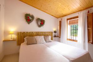 Postel nebo postele na pokoji v ubytování Casa la Lloma Benissa + 37 fotografií