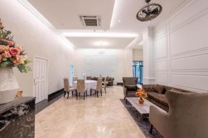sala de estar amplia con mesa y sillas en HOTEL MUQ en Mukdahan