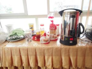 a table with a blender on top of it at Phetsuwan Hotel in Phetchabun