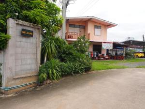 a house with a sign on the side of it at Phetsuwan Hotel in Phetchabun