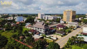 uma vista aérea de uma cidade com edifícios e uma rua em โรงแรม ไอยรา ริเวอร์ไรน์ นครพนม (AIYARA RIVERINE) em Ban Nong Puk