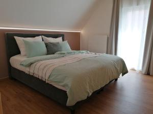 Ένα ή περισσότερα κρεβάτια σε δωμάτιο στο Ferienwohnung am Bio-Bauernhof Brandner