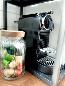 - une cafetière avec un pot de légumes en verre dans l'établissement City Comfort Essen - Wohndomizil mit Balkon, Büro und Netflix, à Essen 10 autres photos