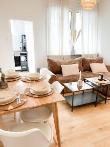 a living room with a table and a couch at City Comfort Essen - Wohndomizil mit Balkon, Büro und Netflix in Essen
