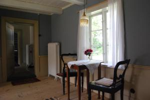 a dining room with a table and a window at Nästegården Bed & Breakfast in Sätuna