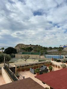 uma vista para um parque com um campo de ténis em Playa Paraiso 31D em Villajoyosa