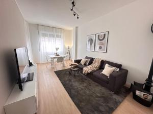 a living room with a couch and a table at Elegante & Moderno Loft in Centro Città in Seregno