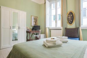 una camera da letto con un letto e asciugamani di B&Beatrice a Firenze