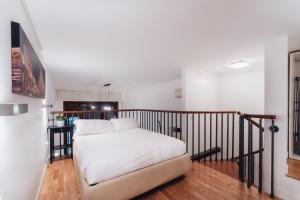 una camera con letto e lenzuola bianche di Charming De Togni Apartment a Milano
