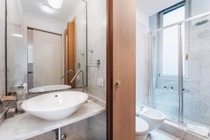 ミラノにあるCharming De Togni Apartmentのバスルーム(洗面台、トイレ、鏡付)