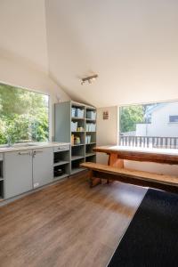 Haka Lodge Queenstown في كوينزتاون: غرفة معيشة مع طاولة ونافذة كبيرة