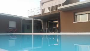 Bazén v ubytování Guest House Località Sorbara nebo v jeho okolí