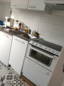 Kuchyň nebo kuchyňský kout v ubytování TANAGRA à Langrune-s-mer : 4 personnes
