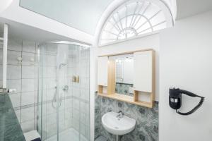 La salle de bains est pourvue d'un lavabo et d'une douche. dans l'établissement B&Beatrice, à Florence