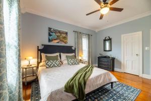 Un dormitorio con una cama y un ventilador de techo. en Bourbon Getaway!!! Hot Tub, Fire Pit, Distilleries, en Springfield 81 fotos más
