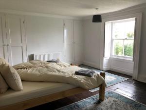 1 Schlafzimmer mit 2 Betten und einem Fenster in der Unterkunft Hideout Mansion - Jekyll & Hideout in Chester-le-Street