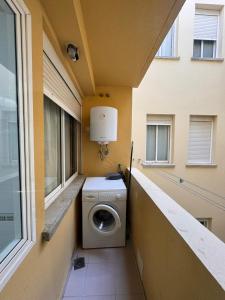 una lavanderia con lavatrice e finestra di Alquilaencanarias-Medano Lagos de Miramar I a El Médano