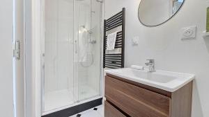 a bathroom with a sink and a shower at L'Eiffel entre centre-ville et parc Moulins Expo, avec services premium by PRIMO C0NCIERGERIE in Moulins