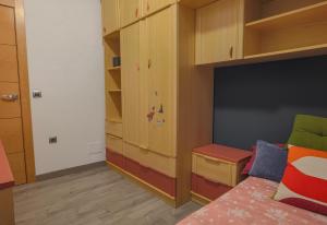 a small room with a bed and a closet at Alojamiento Santo Reino de Jaén in Jaén