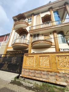 un edificio con puertas doradas y balcones en él en Rumah liburan 2 bedroom, 1 sofabed, 1 kitchen en Yakarta