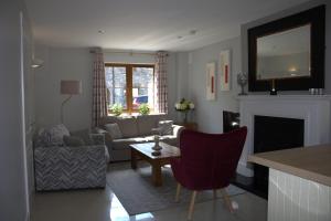 ein Wohnzimmer mit einem Sofa und einem Kamin in der Unterkunft Cosy Holidayhomes Kerry in Kenmare