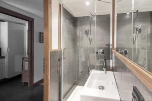 bagno con lavandino e doccia in vetro di House Berenice - Chamonix les Praz a Chamonix-Mont-Blanc