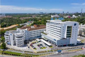 Sun Inns Hotel Kota Laksamana Melaka في ميلاكا: اطلالة هوائية على مبنى ابيض كبير