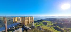 een houten bank op de top van een berg bij Matos Casas de Campo in Cabeceiras de Basto