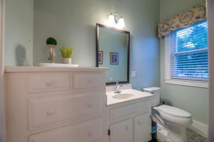 ein Badezimmer mit Waschbecken, Toilette und Spiegel in der Unterkunft 2026 Schedule OPEN, KY Bourbon Trail, Hot Tub & Outdoor Firepit 3 King Stes in Springfield + 57 Fotos