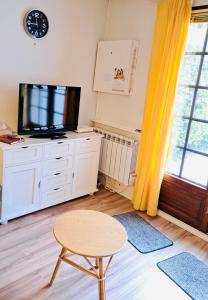 Televízia a/alebo spoločenská miestnosť v ubytovaní Maisonnette du bonheur + 10 fotografií