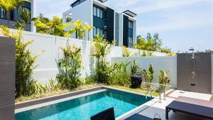 Bild eines Swimmingpools im Hinterhof eines Hauses in der Unterkunft Laguna Park Villa in Phuket