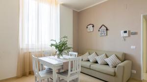 a living room with a couch and a table at Villa Contessina in Cossignano