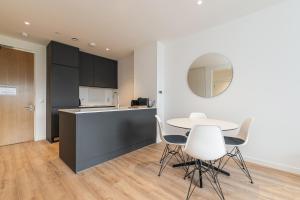 Η κουζίνα ή μικρή κουζίνα στο Grange One By Dublin At Home
