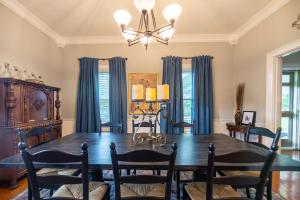 ein Esszimmer mit Tisch und Stühlen in der Unterkunft 2026 Schedule OPEN, KY Bourbon Trail, Hot Tub & Outdoor Firepit 3 King Stes in Springfield