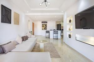 - un salon blanc avec un canapé blanc et une table dans l'établissement Résidence privée, piscine, av M6, à Marrakech