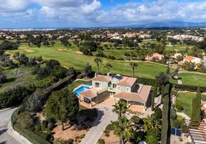 - une vue aérienne sur une maison avec une piscine dans l'établissement Pinta Golf 275, à Carvoeiro